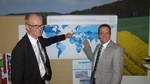Ergun Lümali und Dr. Willi Reiss setzen einen Pin auf die Weltkarte
