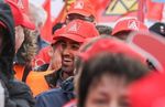 Foto: Frank Rumpenhorst, ein lachender Mann mit IGM Kappe in einer Menschenmenge