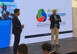 Gesamtbetriebsratsvorsitzender Michael Brecht mit Moderator Kilian Reichert